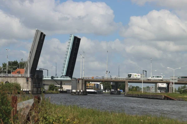 Γέφυρες Amaliabrug Και Coenecoopbrug Άνοιξαν Παράλληλα Στο Gouwe Στο Waddinxveen — Φωτογραφία Αρχείου