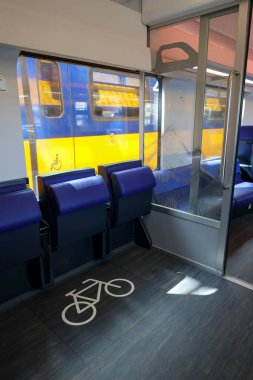 Rotterdam - 2 Temmuz, Hollanda 'nın yeni INCG şehirlerarası sunumu: Bisiklet yolcuları için koltuk ve depolama alanı