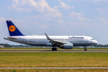 D-AIUM Lufthansa Airbus A320 landing on Schiphol Amsterdam airport Netherlands