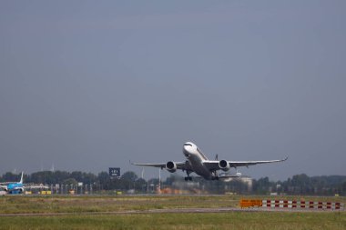 9V-SMM Singapore Airlines Airbus A350-941 departing from Amsterdam Schiphol Airport at Aalsmeerbaan the Netherlands