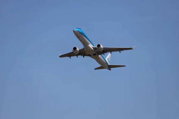 Ezm Klm Cityhopper Embraer Erj 190Std Departing Amsterdam Schiphol Airport — стоковое фото