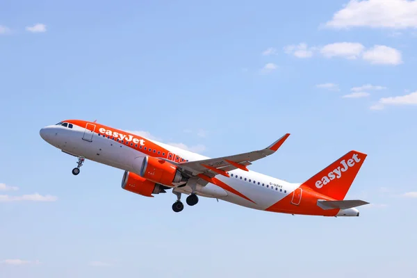 Uzht Airbus A320Neo Easyjet Departing Amsterdam Schiphol Airport Polderbaan Netherlands — Stockfoto