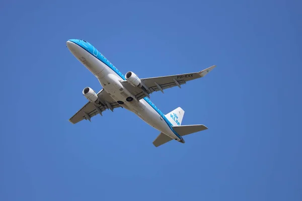 Exx Klm Cityhopper Embraer Erj 175Std Departing Amsterdam Schiphol Airport — стоковое фото