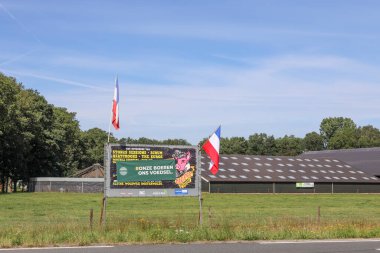 Çiftçiler Wezep 'teki azot birikimine ilişkin hükümet tedbirlerini protesto ederken bayrak ters döndü