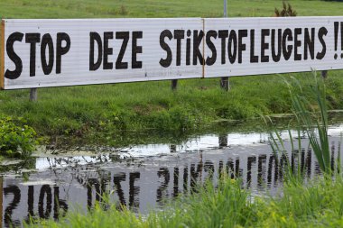 Hollanda 'da azot alımı için hükümet tedbirlerini protesto eden çiftçilerin bayrağı tepetaklak