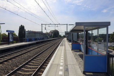 Hollanda 'daki Nieuwerkerk aan den IJssel' de demiryolu çalışanlarının grevine bağlı boş platformlar