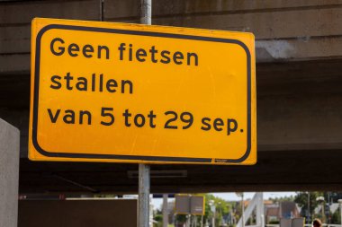 Hollanda 'daki Nieuwerkerk aan den IJssel tren istasyonunda bakım faaliyetleri