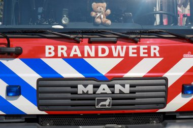 Nieuwerkerk 'teki Hollands Midden itfaiye birliğinin ilk otostop aracının önünde.