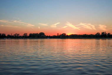 Rottemeren üzerinde gün batımı ve Rotterdam yakınlarındaki Zevenhuizen 'de Rotte nehri.