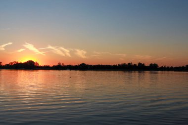 Rottemeren üzerinde gün batımı ve Rotterdam yakınlarındaki Zevenhuizen 'de Rotte nehri.