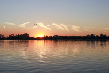 Rottemeren üzerinde gün batımı ve Rotterdam yakınlarındaki Zevenhuizen 'de Rotte nehri.