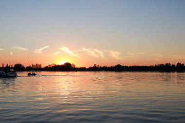 Rottemeren üzerinde gün batımı ve Rotterdam yakınlarındaki Zevenhuizen 'de Rotte nehri.