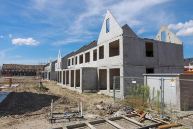 Hollanda 'nın Zevenhuizen kentindeki Koningskwartier yeni yerleşim bölgesinde inşaat ve yön işareti
