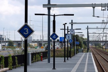 Hollanda 'daki Lansingerland Hayvanat Bahçesi istasyonunda kaç tren duracağını belirtmek için imza atın.