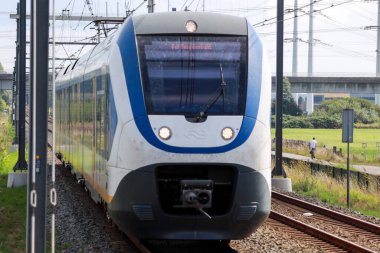 Hollanda 'daki Lansingerland-Zoetermeer istasyonunda SLT sprinter yerel banliyö treni