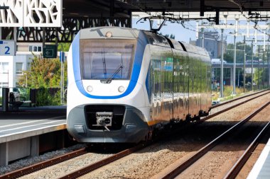 Hollanda 'daki Lansingerland-Zoetermeer istasyonunda SLT sprinter yerel banliyö treni