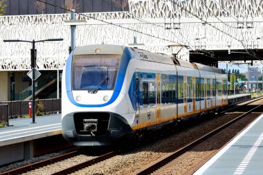 Hollanda 'daki Lansingerland-Zoetermeer istasyonunda SLT sprinter yerel banliyö treni
