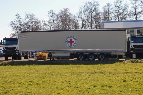 Грузовики Направляющиеся Африку Поддержки Организации Красного Креста Готовые Перевозке — стоковое фото