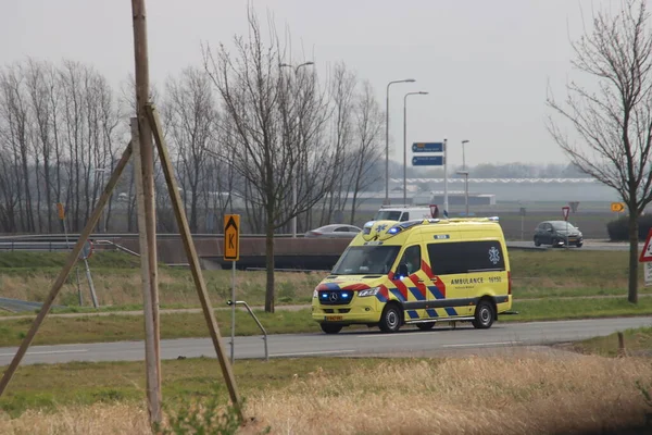 Yanıp Sönen Mavi Işıkları Sirenleri Olan Ambulans Zevenhuizen Tıbbi Bir — Stok fotoğraf