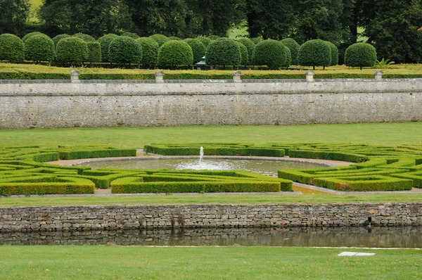 Frankrike, franska formell trädgård i domaine de villarceaux — Stockfoto