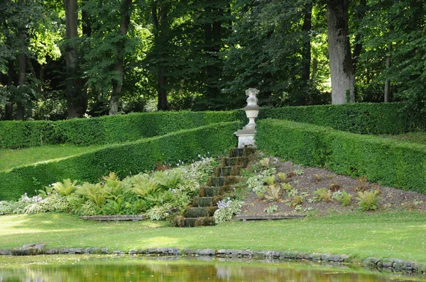 França, jardim formal francês no Domaine de Villarceaux — Fotografia de Stock