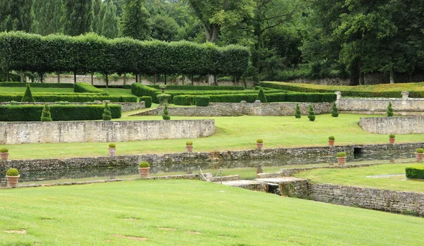 法国，法国 domaine de villarceaux 的正式花园 — 图库照片