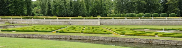 Франція, сад бароко в Domaine de Villarceaux — стокове фото