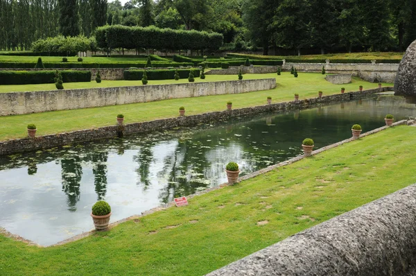 Frankrike, franska formell trädgård i domaine de villarceaux — Stockfoto