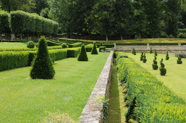 Frankrijk, Franse formele tuin in het domaine de villarceaux — Stockfoto