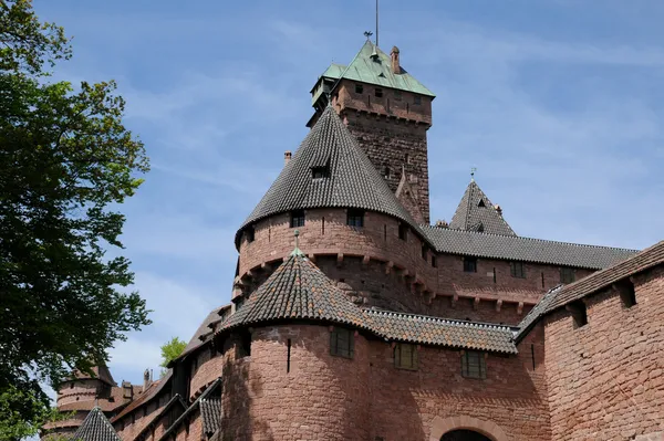 Francia, Haut Koenigsbourg castillo en Alsacia —  Fotos de Stock