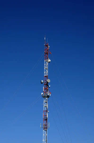 Vertikale Aufnahme von Antennen auf einem Pylon — Stockfoto