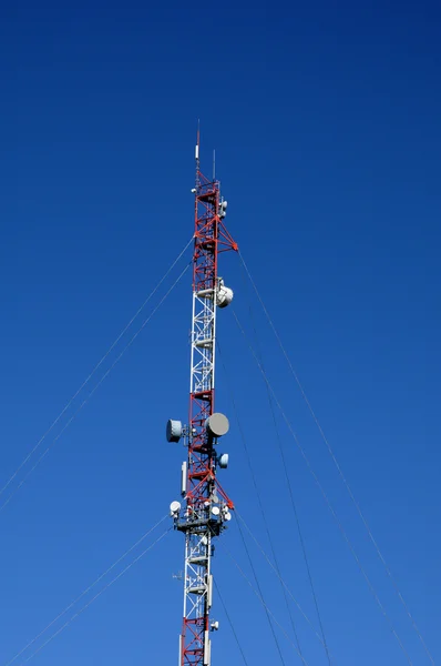 Vertikale Aufnahme von Antennen auf einem Pylon — Stockfoto