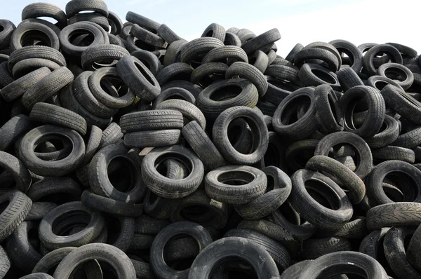 Una pila de neumáticos de desecho en Arthies en Ile de France — Foto de Stock