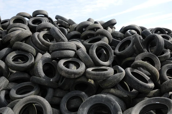 Una pila de neumáticos de desecho en Arthies en Ile de France — Foto de Stock
