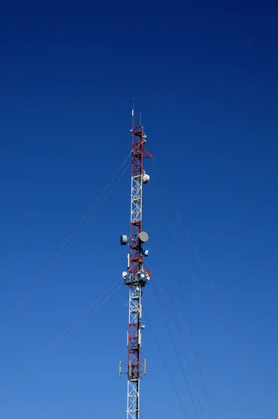 Vertikale Aufnahme von Antennen auf einem Pylon — Stockfoto