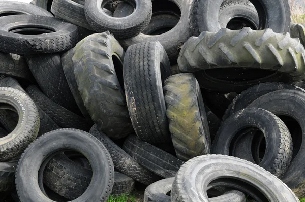 Un tas de pneus usagés en Arthies en Ile de France — Photo