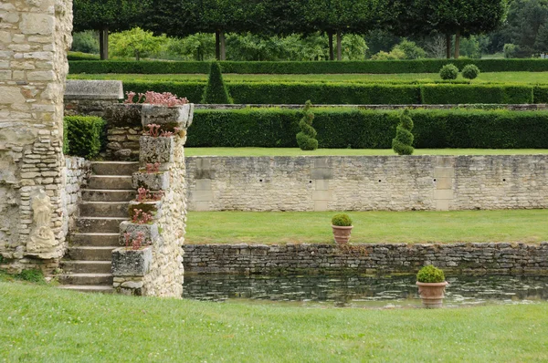 Francie, francouzské formální zahrada v domaine de villarceaux — Stock fotografie