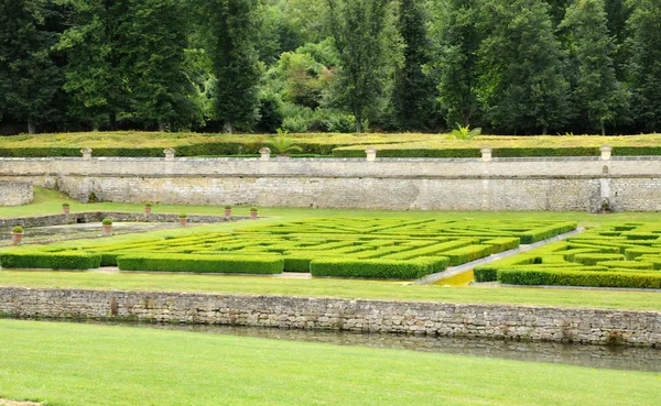 Frankrike, franska formell trädgård i domaine de villarceaux — Stockfoto