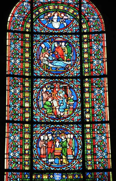 Frankreich, Kirchenfenster in vergifteter Stiftskirche — Stockfoto
