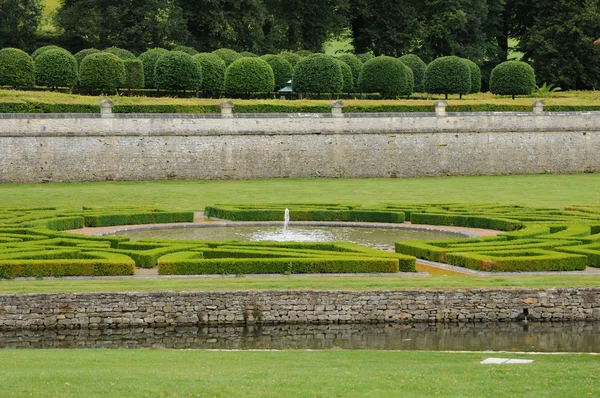 Francie, francouzské formální zahrada v domaine de villarceaux — Stock fotografie