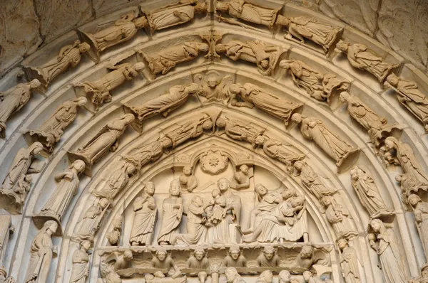 Katedralen i chartres, statyer på verandan — Stockfoto