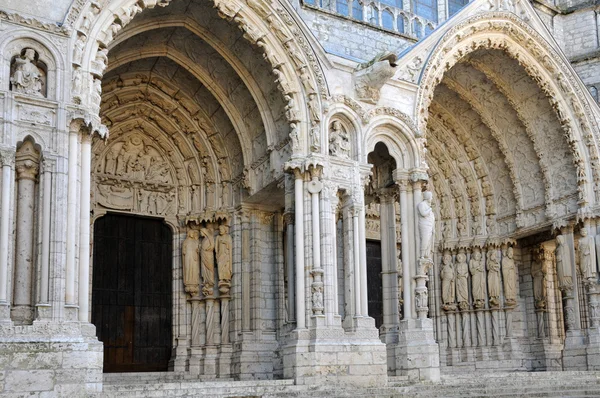 Katedralen i chartres, statyer på verandan — Stockfoto