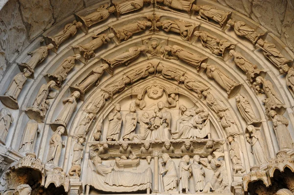 Katedrála v Chartres, sochy na verandě — Stock fotografie