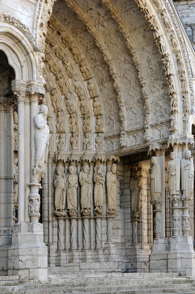 Katedralen i chartres, statyer på verandan — Stockfoto