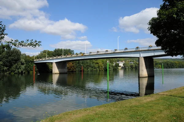 桥上塞纳河之间 meulan 和 les mureaux — 图库照片