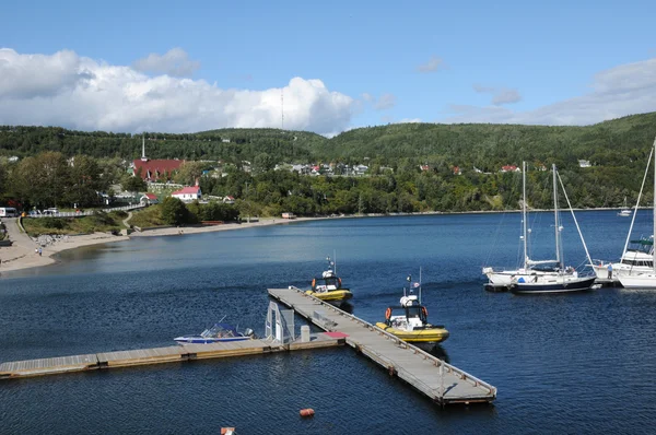 Quebec, lodě v přístavu tadoussac — Stock fotografie