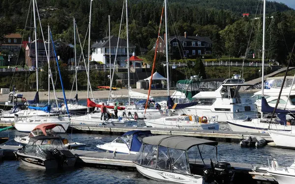 Quebec, barcos en el puerto de Tadoussac — Foto de Stock