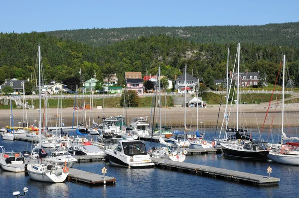 Quebec, lodě v přístavu tadoussac — Stock fotografie