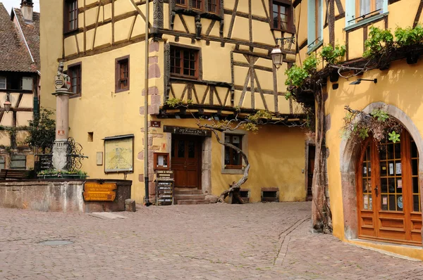 Das kleine Dorf riquewihr im Elsass — Stockfoto