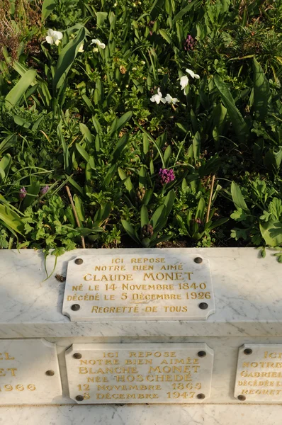 墓的克洛德 · 莫奈在吉维尼的公墓 — 图库照片